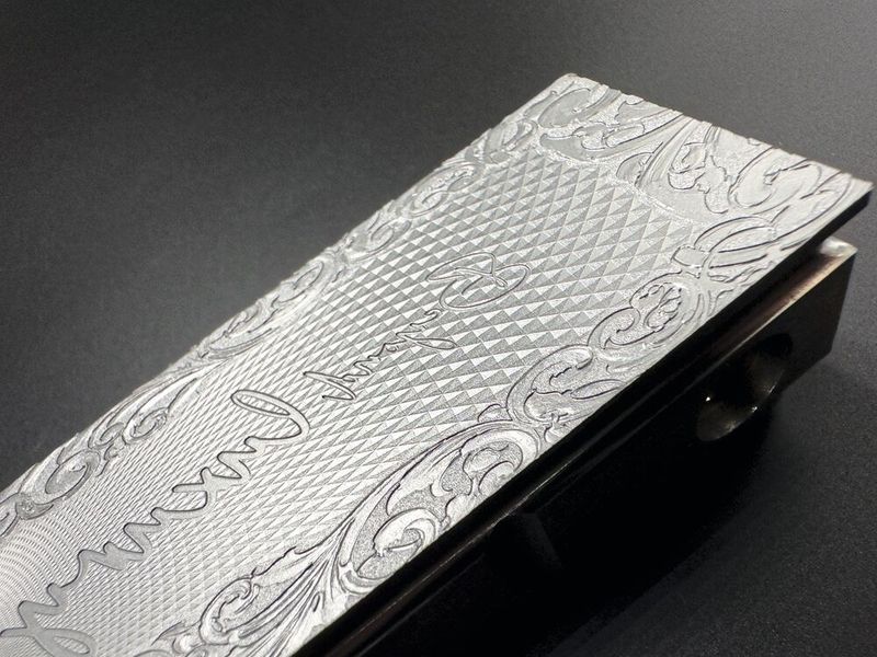 Edle Flaschenetiketten mit luxuriöser Anmutung sind eine Anwendung des Deckerform-PolyFoamX-Verfahrens, bei dem eine dünne, hochwertige Lackschicht mit geschäumten Material hinterspritzt wird. Dieses material kann durchaus auch ein Recycling-Werkstoff sein.  (Bild: Deckerform)