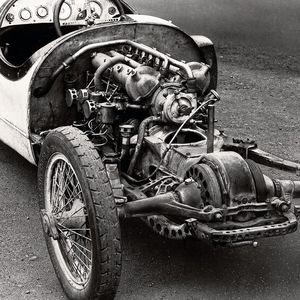 Ein Benz RH 2-l-Tropfenform-Rennwagen: Die Abkürzung „RH“ steht für Rennwagen Heck. Da sich der Motor zwischen den Achsen befindet, handelt es sich um einen astreinen Mittelmotortyp. Den Wagen gab es in drei Versionen. Die erste hatte einen Vierzylindermotor und eine nach unten gebogene vordere Starrachse. Die zweite und dritte Version (Bild) besaß einen zwei Liter großen Sechszylinder-Reihenmotor mit vier Ventilen pro Zylinder. Dieser leistete zwischen 80 und 90 PS.(Bild:  Mercedes-Benz)