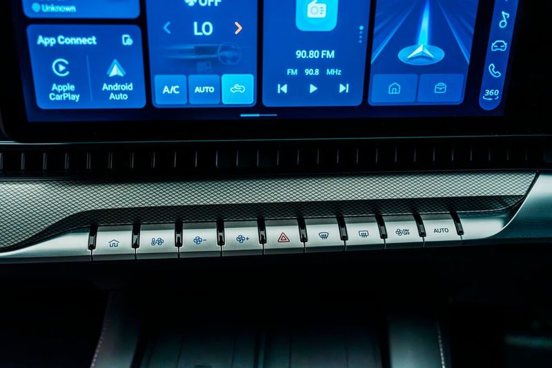 Unter dem großen Touchscreen bietet der MG9S noch einige physische Schalter für die Klimabedienung und andere Funktionen. (Bild: MG Motor)