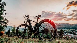 E-Bikes liegen im Trend: Innerhalb der letzten zehn Jahre hat sich die Anzahl der verkauften E-Bikes in Deutschland nahezu versechsfacht – darauf reagieren Hersteller immer wieder mit zahlreichen Innovationen. Dabei spielen auch scheinbar unscheinbare Teile eine Rolle. (Bild: frei lizenziert)