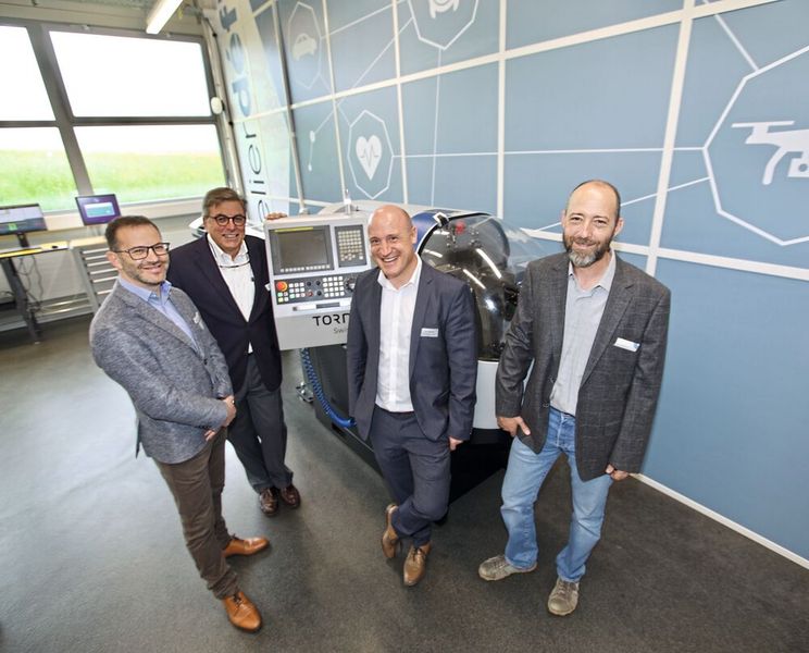 Les intervenants de la présentation d'inauguration de l'AtelierDefi tout sourire. de gauche à droite : Carlos Almeida, directeur général de Gérald Badan SA, Dominique Lauener, président de l'AFDT, Loïc Chatelain, de Brütsch/Rüegger et Laurent Martinerie, responsable du centre de formation CTDT. (Source : High-News Sàrl / info@top-news.ch)