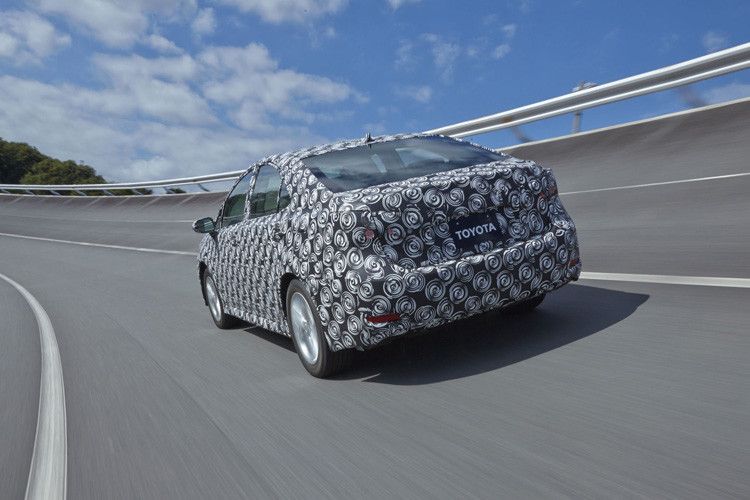 Der Antrieb, bei dem Wasserstoff an Bord des Fahrzeugs in Strom für einen Elektromotor gewandelt wird, ist genauso sauber wie bei einem reinen Elektroauto – denn aus dem Auspuff säuselt nur noch Wasserdampf. (Foto: Toyota)