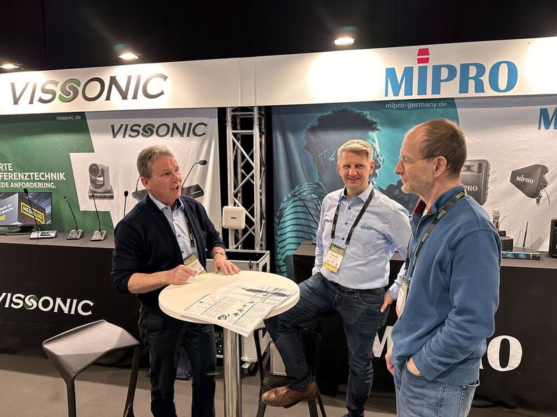 (l.) Hartmut Reichert (MIPRO) erklärt seinen Kollegen Philipp Albert (MIPRO) und Matthias Braun (BRAUN Veranstaltung), wie wichtig es ist, dass man für sein Event ein 