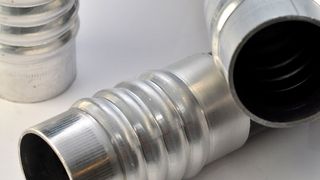 Intrinsisch gefertigte Konturverbindung mit skalenübergreifendem Formschluss für einen hybriden Faser-Thermoplast-Verbund. (Bild: TU Dresden/ILK)