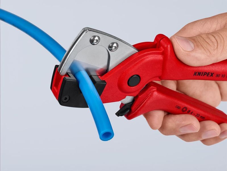 Der Knipex-Rohrschneider 9010185 schneidet Mehrschicht- und Pneumatikschläuche mit geringem Kraftaufwand, sagt der Hersteller. (Knipex-Werk)