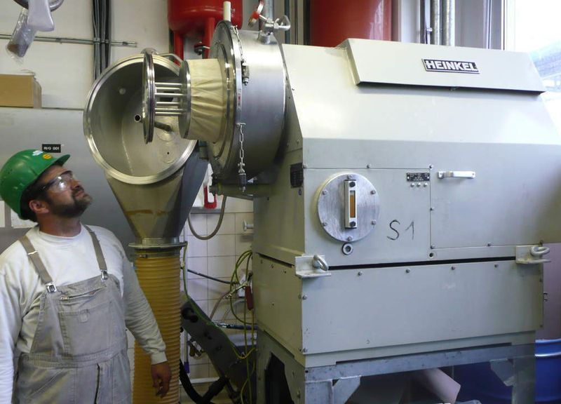 Einsatz in Trostberg: Die Zentrifuge bei AlzChem wird jetzt nicht mehr per SPS, sondern vom AC 700F-Controller gesteuert — was dem Betreiber klare Vorteile einbringt (Archiv: Vogel Business Media)