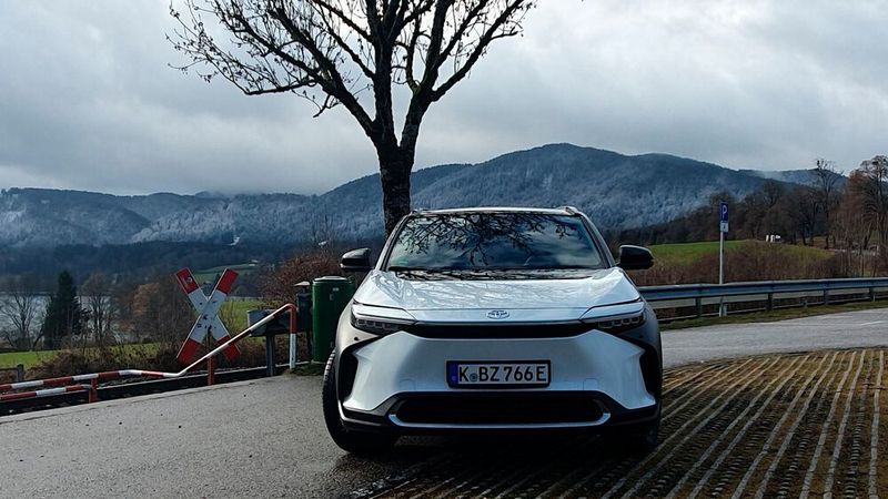 Der bZ4X lässt sich in keine Schublade packen, die Bezeichnung Crossover trifft das Modell tatsächlich am Besten. (Bild: Mauritz – »kfz-betrieb«)