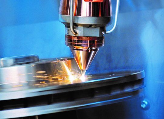 Hier wird eine Bremsscheibe per Highspeed-Laserauftragschweißen vom Fraunhofer-ILT (Prozess EHLA) veredelt. Bilsing Automation macht das Verfahren jetzt auch noch mobil. Hier wird eine Bremsscheibe per Highspeed-Laserauftragschweißen vom Fraunhofer-ILT (Prozess EHLA) veredelt. Bilsing Automation macht das Verfahren jetzt auch noch mobil.
