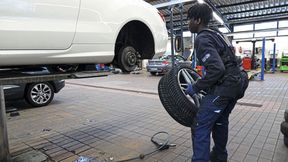 Das Exoskelett von Auxivo trägt nur wenig auf und entlastet den Rücken beim Heben schwerer Gegenstände spürbar.  (Bild: Rosenow – VCG)