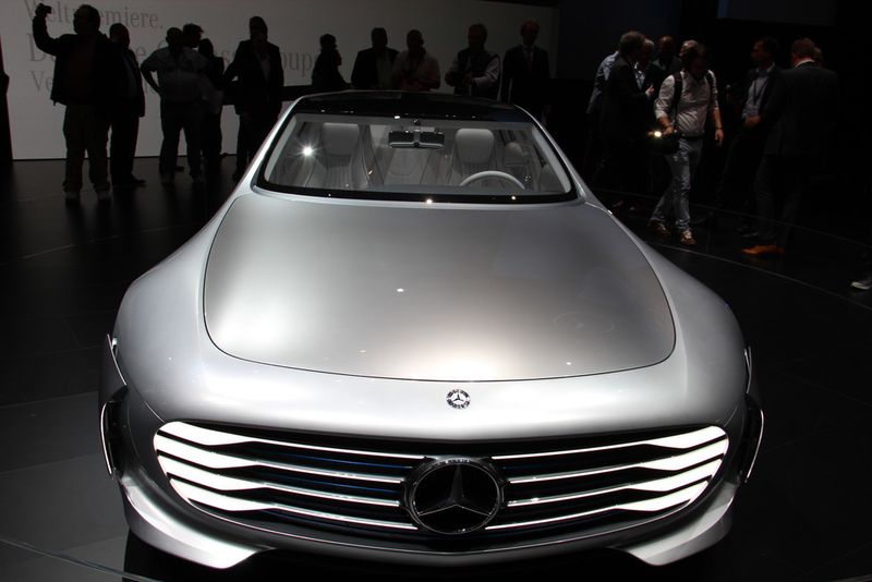 Ganz futuristisch: Das Studienfahrzeug Concept IAA (Intelligent Aerodynamic Automobile) von Mercedes erreicht mit seinem Blechkleid einen rekordniedrigen cw-Wert von 0,19. Außerdem … (Bild: Itasse)