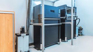 Sintratec S2 ist ein moderner 3D-Drucker im Bereich des selektiven Lasersinterns (SLS) und ist
seit 2021 Teil der hauseigenen Produktion bei Johnson Matthey Battery Systems im polnischen
Gliwice. (Bild: Johnson Matthey Battery Systems)