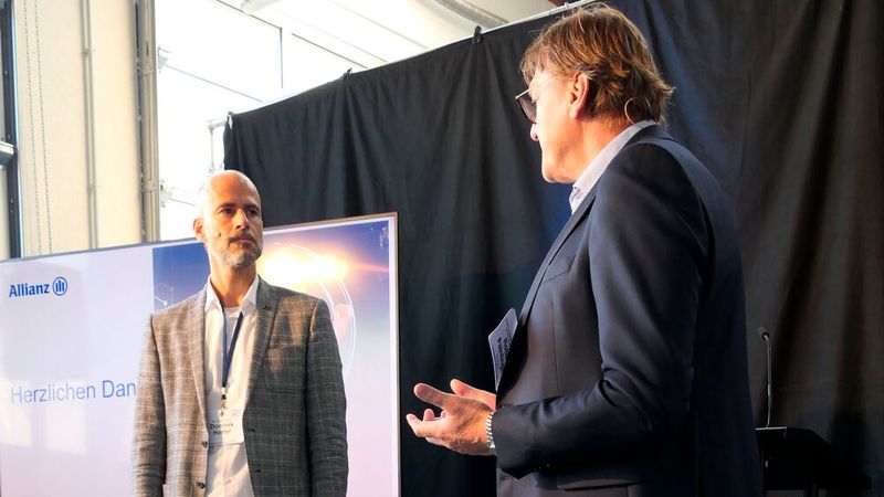 Über Nachhaltigkeit und die Verwendung von Gebrauchtteilen in der Kfz-Reparatur diskutierten Dominik Hertel (Allianz) und Robert Paintinger (r.).  (Bild: Wenz | VCG)