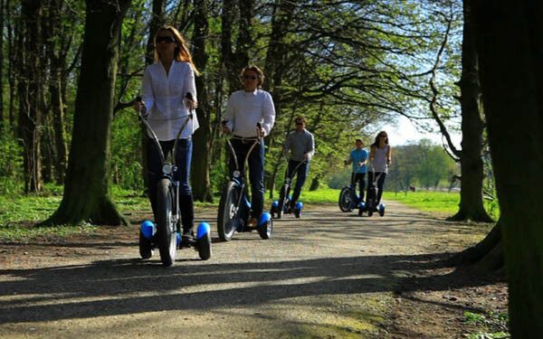 Leise und umweltfreundlich ist der Qugo das ideale Fahrzeug zur Fortbewegung in Stadt und Natur (Bild: Urban Mobility Europe)