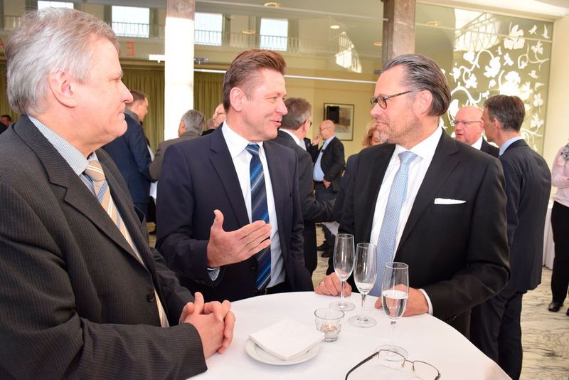 Reger Austausch: Dr. Thomas Almeroth (VDIK), Wilhem Hülsdonk (ZDK) und Olaf Mußhoff (Automechanika). (Wenz)