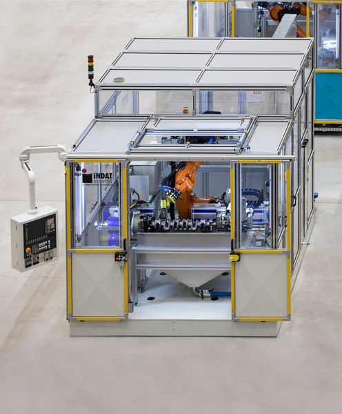 Komplettanlage für das Entgraten und Finishen von Pkw- und Lkw-Kurbelwellen. (iNDAT Robotics GmbH)