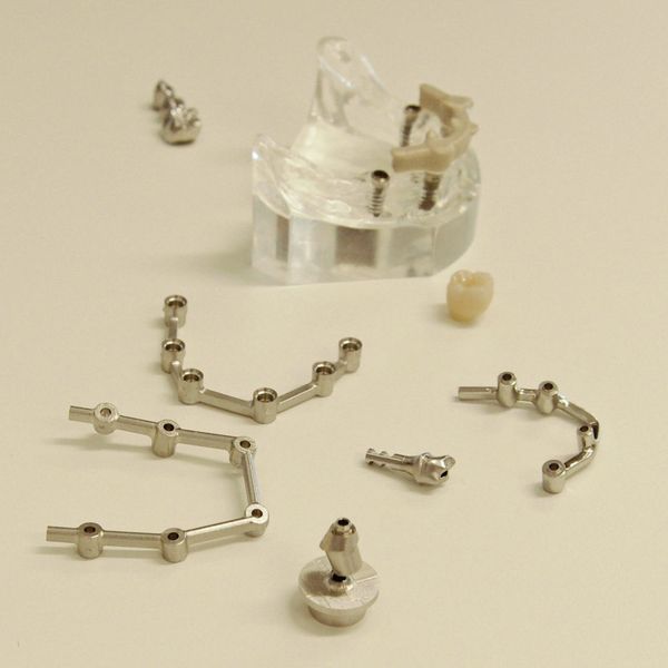 Höchste Präzision gefragt: Im digitalen Dentallabor werden sämtliche Komponenten für Zahnersatz – Schienen, Kronen und Abutments – aus dem Vollen oder aus vorgefertigten Rohlingen gefräst. (Rego-Fix)