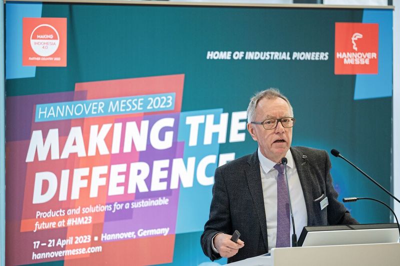 „Die Hannover Messe 2023 bietet eine Plattform für die Branchen Antriebstechnik und Fluidtechnik, Risiken in Chancen umzusetzen. Dass der Großteil der Unternehmen leicht optimistisch ins neue Geschäftsjahr blickt, ist bereits ein gutes Signal“, sagt Dr. Ralph Wiechers, Leiter der Abteilung Volkswirtschaft im VDMA. (Bild: VDMA/Deutsche Messe AG)