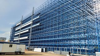 Dematic errichtet für die Aspire Food Group im kanadischen London (Ontario) ein elf Stockwerke hohes, automatisiertes Lagersystem mit hoher Lagerdichte. Darin werden die automatisch hergestellten Insektenproteine kommissioniert. (Bild: Aspire Food Group)