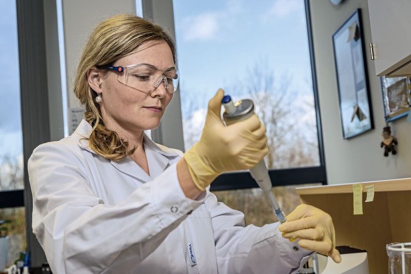 Die Blutproben, die nach den Stresstests abgenommen wurden, analysierte Elisabeth Hummel im Labor. (Bild: © Roberto Schirdewahn  )