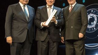 Prof. Dr. Martin Winterkorn (rechts) und Dr. Francisco Garcia Sanz (links) überreichen den Volkswagen Group Award 2015 als weltweit bester Partner im Bereich Transport und Logistik an Prof. Rolf Schnellecke. (Bild: Schnellecke)