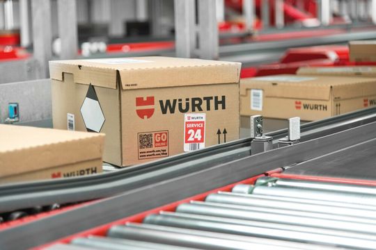 Bei Würth gehen täglich viele Tausend Pakete per Rollenbahn zur und über die Rampe. Da braucht es Platz auf dem Hof ...(Bild:  Würth)