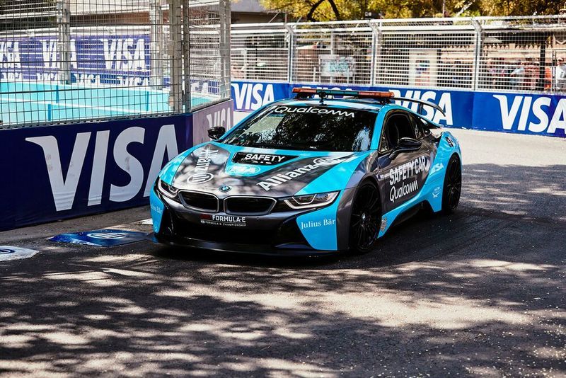Nach seiner Präsentation in Santiago de Chile hat das neue BMW i8 Coupé Qualcomm Safety Car seinen ersten Renneinsatz beim ABB FIA Formula E Championship absolviert. (BMW)