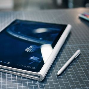 Der uneingeschränkte Zugriff auf Konstruktionsprozesse über mobile Plattformen wie das Microsoft Surface Book macht unabhängig vom Standort. (Microsoft)