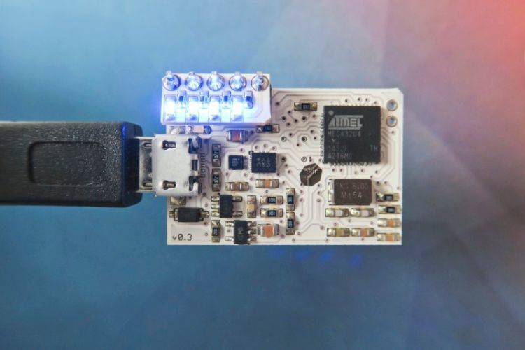 okinesio (Stand: 20): okinesio ist eine Plattform für Bewegungsanalyse auf Basis von offener Hard- und Software. Wir entwickeln ein modulares und kompaktes, Arduino-kompatibles Aktivitätsmodul (Open Source), mit dem es möglich ist Projekte mit Fokus auf Bewegung bzw. Wearables umzusetzen. Neben der Nutzung als Fitnessarmband kann unser Board durch zusätzliche Schnittstellen (BLE, SD-Card, …) und den bereits integrierten Sensoren für die Erfassung unzähliger Aktivitäten eingesetzt werden. Besucher können unsere Hardware & Software benutzen und spielerisch mit Anwendungen/Installationen interagieren.  (okinesio)