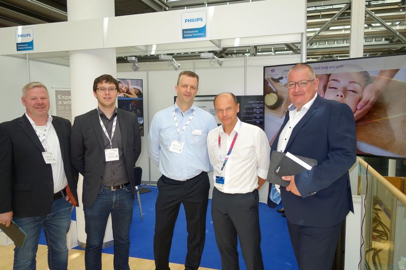 Ob es hier auch live eine Massage für (v. l.) Patrick Sagel, Schnepel, Stefan Achter, Ingram Micro, Konstantin Flabourtaris und Stefan Klima, PHILIPS, und Volker Scheiber, Schnepel, gibt? (Bild: IT-BUSINESS)