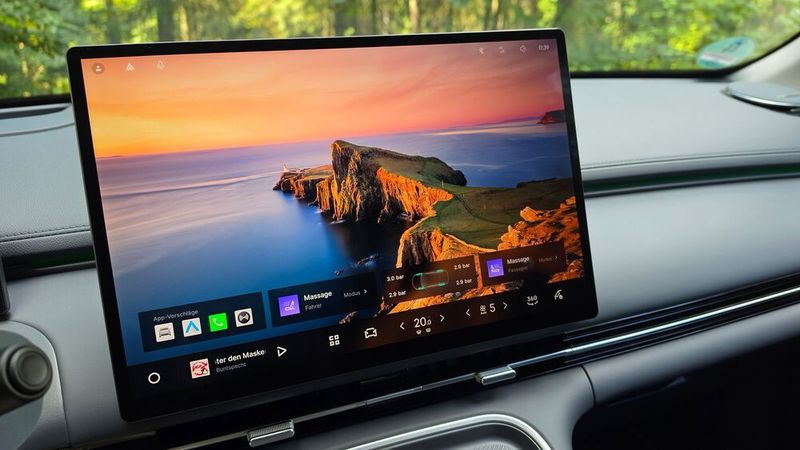 Almost all functions are controlled via the high-resolution 15.4-inch central display in the center console. (Image:Mauritz – VCG)