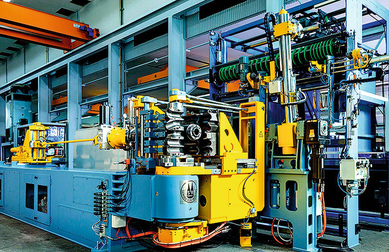 Bild 2: Ausgestattet mit Mehrfachbiegewerkzeugen sind die Maschinen der Serie CNC MR für die effiziente Herstellung von Rohren mit unterschiedlichen Radien oder Bogen-in-Bogen-Geometrien optimiert. (Bild: Schwarze-Robitec)