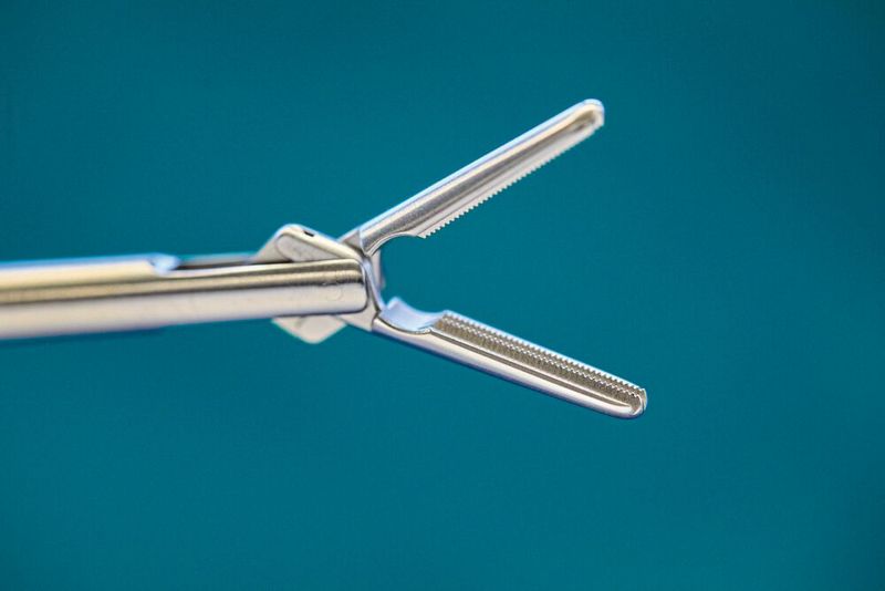 Auf der s191 entstehen aus hochlegierten Edelstahlstangen Pinzetten, Scheren und Nadelhalter, die TMS dann zu komplexen Mikrofeder-, Mikrobayonett- und Rohrschaft-Instrumenten vereint.  (Bild: Starrag/Ralf Baumgarten)