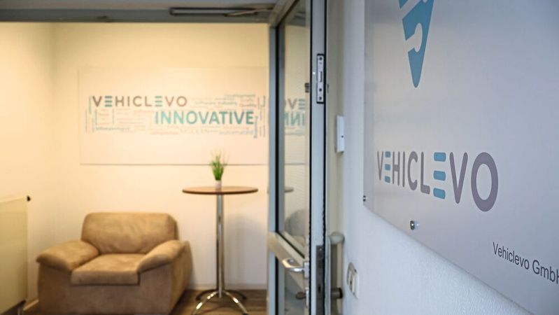 Eingang der Räume von Vehiclevo in Unterschleißheim. Der Zulieferer hat nun einen zusätzlichen Standort in Ägypten eröffnet.(Bild:  Vehiclevo)