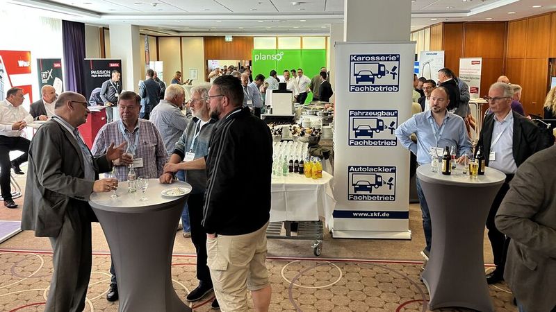 In der Fachausstellung wurde rege diskutiert, die Produktauswahl inspiziert und nebenbei der Hunger und Durst gestillt. (Bild: Klasing)