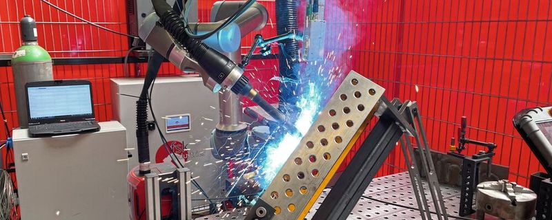 Die Automatisierung per Cobot oder Roboter entlastet das Personal von einfacheren Schweißaufgaben, so dass die Schweißer sich auf kompliziertere Schweißaufgaben konzentrieren können. Längst gibt es anschlussfertige Fertigungszellen inklusive der erforderlichen Sicherheitstechnik und dem Bauteilhandling. (Bild:  Time)