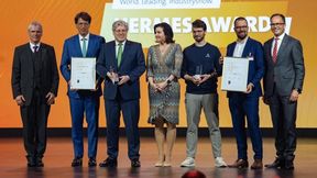 Die Entscheidung ist gefallen! Den Hermes Award 2026 konnte sich Schaeffler sichern (linke Urkunde und Trophäe). Was den Start-up Award angeht, so gewannen diesen die Schweizer Batterietüftler von BTRY (rechte Urkunde nebst Trophäe). (Bild: Deutsche Messe)