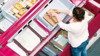 An dem modular ausgelegten Kommissionierplatz von Knapp soll eine fehlerfreie Auftragsabarbeitung von bis zu 1000 Positionen je Mannstunde möglich sein. (Archiv: Vogel Business Media)