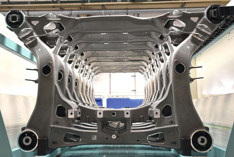 Am Standort Pilsting (Bayern) fertigt Rübig Aluminium Hinterachsträger für einen Premium-Automobilhersteller vom Aluminiumguss-Rohteil bis zur einbaufertigen Baugruppe.(Bild:  P. Kemptner)