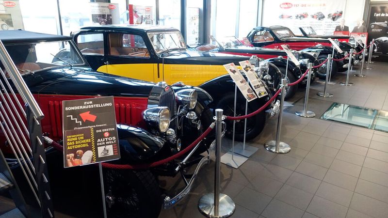 Hier sind zu sehen: ein Cabriolet (Gangloff/Colmar) Serie 1, Baujahr 1934 in einer sehr seltenen „3-Position Drop Head“-Ausführung. Ein Galbier Visibilitè (Bugatti/Molsheim) Serie 2, Baujahr 1936. Das Fahrzeug besitzt ein Glasdach, das insgesamt nur viermal gebaut wurde. Ein Atalante (Gangloff/Colmar) Serie 3, Baujahr 1938. Und ein Berline (Gangloff/Molsheim) Serie 3, Baujahr 1938, der aus der „Schlumpf-Reserve“ stammt und dessen Vorbesitzer ein Mr. Shakespere war. (Bild: Dominsky – VCG)