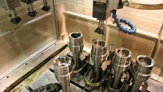 Senkerodieren des Bajonettverschlusses einer Verlängerung bei Electro Meca. Bild: Agie-Charmilles (Archiv: Vogel Business Media)