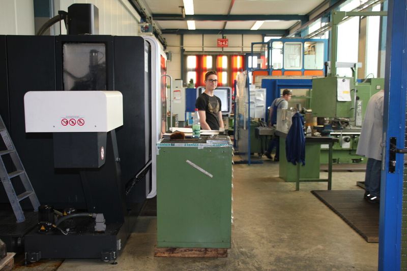 In der Lehrwerkstatt bekommen die Lehrlinge im ersten Lehrjahr ihre Grundausbildung, danach werden sie den Fachbereichen zugeordnet. (Bild: Sonnenberg)