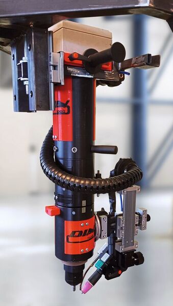 Der mobile Roboter soll Mitarbeitern das Verschweißen von Stutzen abnehmen. Auf den Stutzen lassen sich beispielsweise Leitern oder Unterkonstruktionen montieren.  (Igus)