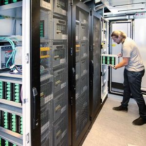 Bild 3: Einschubvorgang im Batterie-Rack; acht Racks mit jeweils 13 Modulen liefern eine Speicherkapazität von 200 kWh.(Bild:  Phoenix Contact)