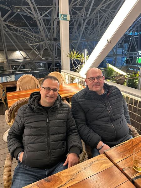 Auch wenn es etwas frisch ist, Erkan Sekerci (iiyama) und Marco Mentzel (Jaeckel.IT) genießen die frische Luft. (Bild: Vogel IT-Medien GmbH)