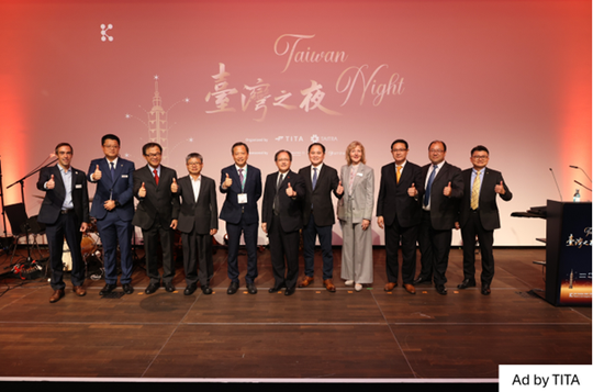 Ausgelassene Stimmung auf der „Taiwan Night“: Florian Mikulasch (VDMA), Ryan Hsiao (TAMI), Mei-Shun LO (Taipei Representative Deutschland), Bush Hsieh (TAMI), Dr. Klement Ruey-sheng (Taipei Representative Deutschland), Simon Wang (TAITRA), David Chuang (TAMI), Petra Cullmann (Messe Düsseldorf), Michael Wang (TAMI), Eric Wei (TAMI), Chuang-Teng Liao (China Airlines) (v.l.)(Bild:  Taitra)