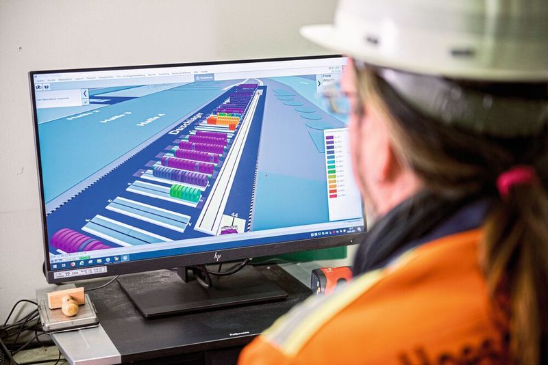 Seit das Duschlager im November 2020 als „digitaler Zwilling“, einem mathematischen Abbild des realen Standorts, existiert, ist das Abkühlen des Warmbands nicht mehr dem Zufall überlassen: Das System meldet, sobald ein Coil bereit ist für den Weitertransport und die Weiterverarbeitung – und zwar temperaturabhängig.  (Bild: Thyssenkrupp)