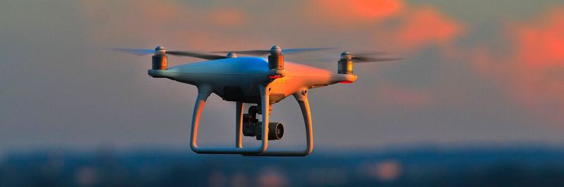 Immer mehr Unternehmen lassen sich bei der Planung, Umsetzung und Überwachung ihrer Projekte durch kommerzielle Drohneneinsätze unterstützen.(Bild:  gemeinfrei /  Pixabay)