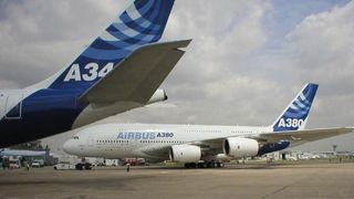 Im kommerziellen Flugzeugbau werden zunehmend größere Bauteile aus CFK gefertigt. Das erfordert als Formenstahl Eisen-Nickel-Legierungen. (Archiv: Vogel Business Media)