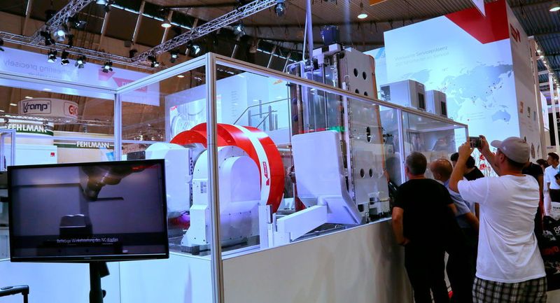 AMB 2016: Grosses Besucherinteresse für die Bearbeitung auf dem 5-Achs Bearbeitungszentrum HEC 800 X5 - MT von Heckert. (Anne Richter, SMM)