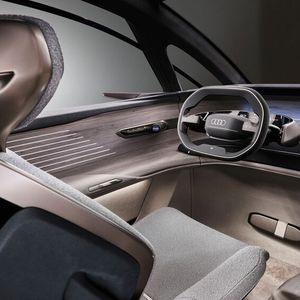 Der tägliche Stau in Shanghai oder Peking, er lässt sich im Urbansphere so produktiv wie angenehm gestalten, maximal abgeschirmt vom lärmenden Treiben ringsum.(Bild:  Audi)